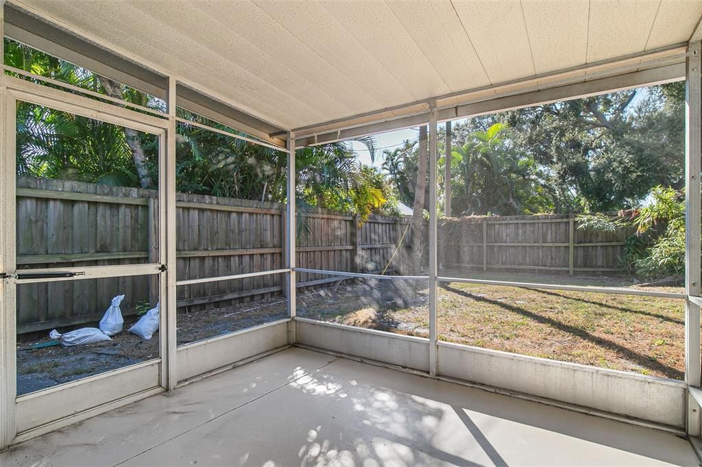 合同活跃: $349,000 (2 贝兹, 2 浴室, 1103 平方英尺)