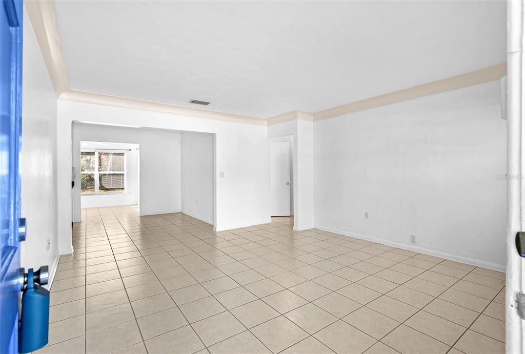 合同活跃: $349,000 (2 贝兹, 2 浴室, 1103 平方英尺)