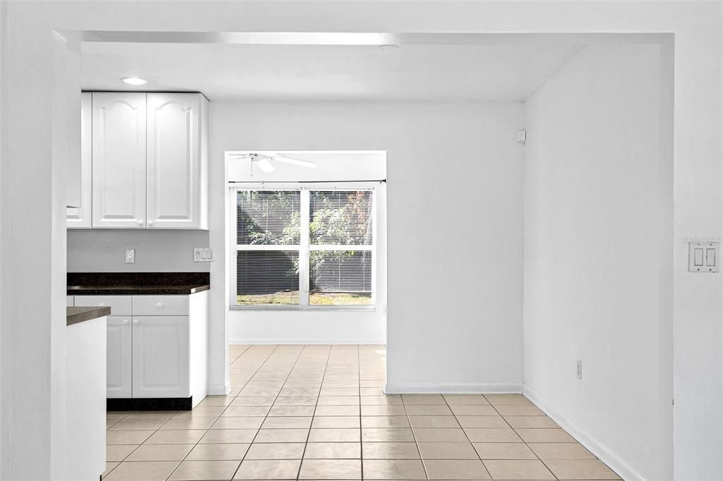 合同活跃: $349,000 (2 贝兹, 2 浴室, 1103 平方英尺)