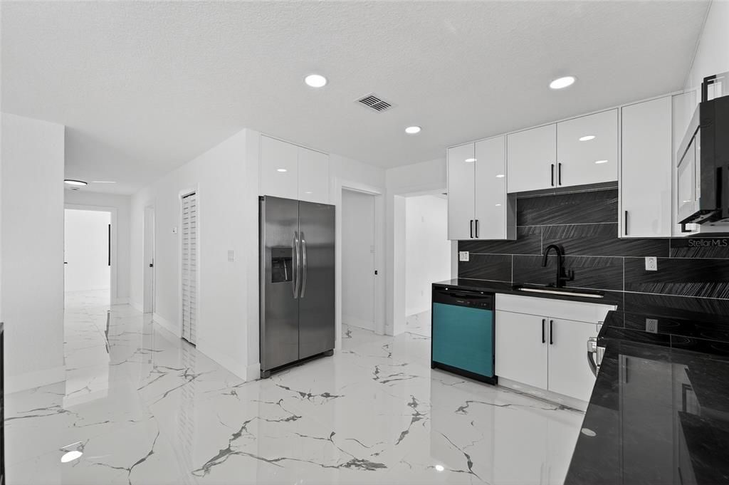 For Sale: $550,000 (7 beds, 6 baths, 2998 Square Feet)