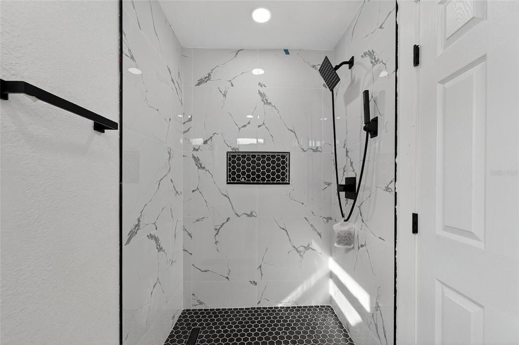 For Sale: $550,000 (7 beds, 6 baths, 2998 Square Feet)