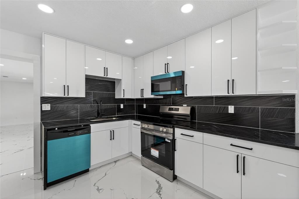 For Sale: $550,000 (7 beds, 6 baths, 2998 Square Feet)