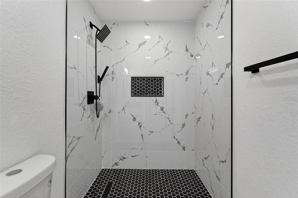 For Sale: $550,000 (7 beds, 6 baths, 2998 Square Feet)