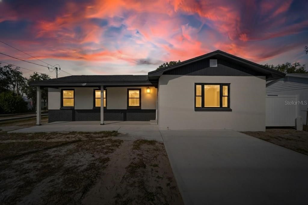 For Sale: $550,000 (7 beds, 6 baths, 2998 Square Feet)