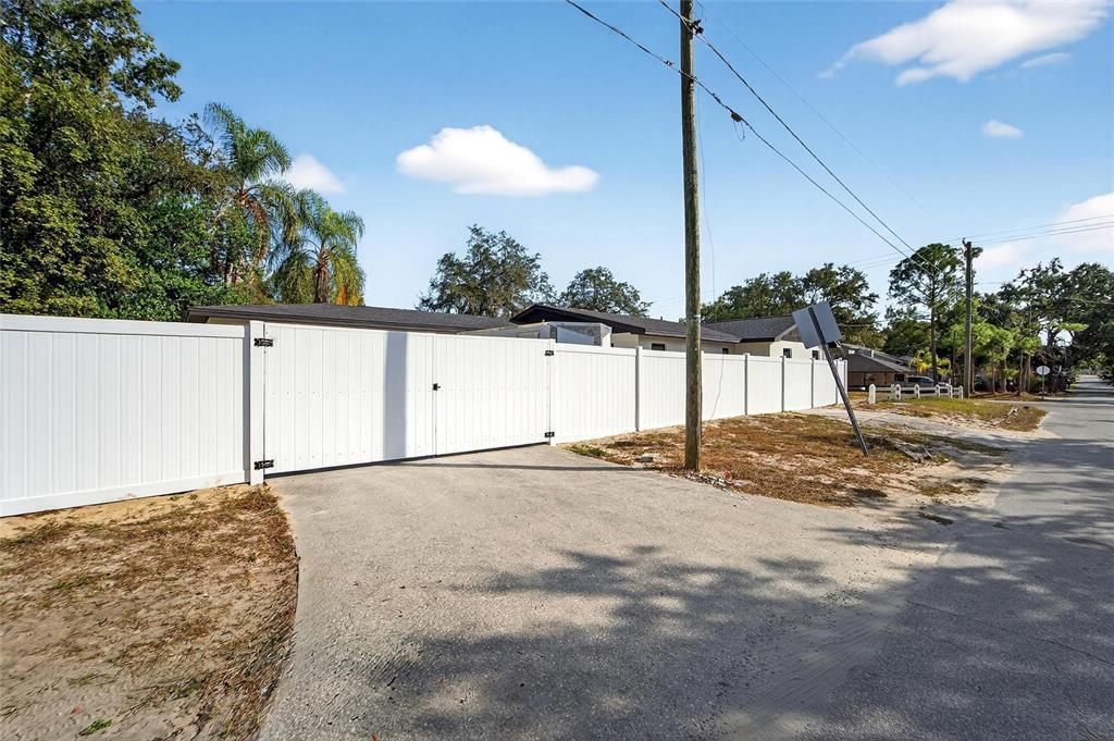 For Sale: $550,000 (7 beds, 6 baths, 2998 Square Feet)