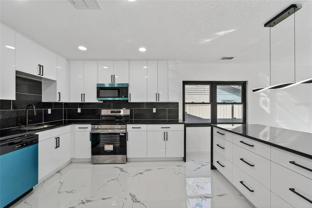 For Sale: $550,000 (7 beds, 6 baths, 2998 Square Feet)