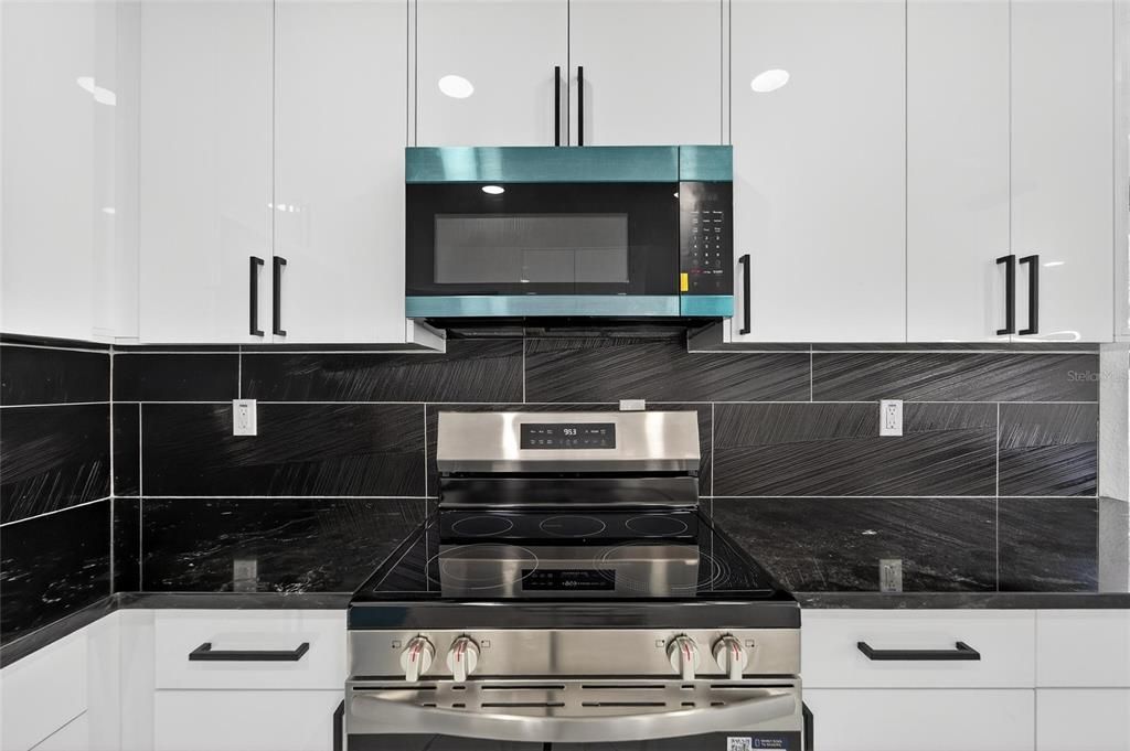 For Sale: $550,000 (7 beds, 6 baths, 2998 Square Feet)