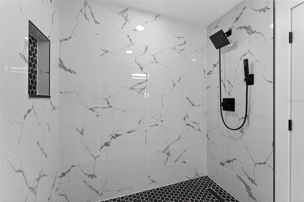 For Sale: $550,000 (7 beds, 6 baths, 2998 Square Feet)