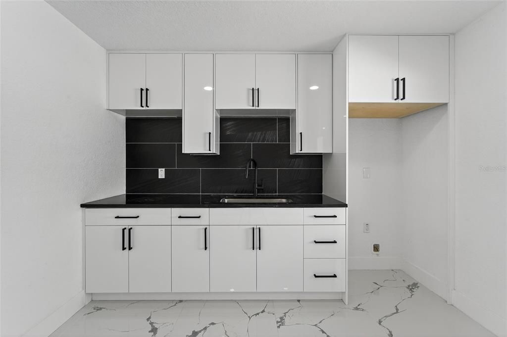 For Sale: $550,000 (7 beds, 6 baths, 2998 Square Feet)