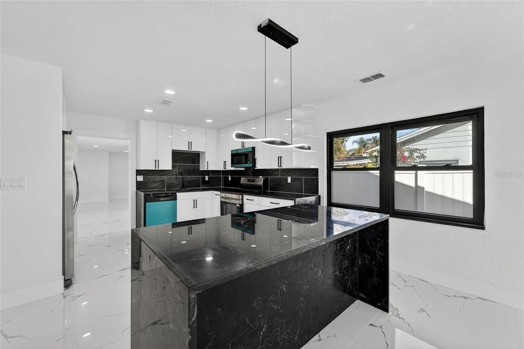 For Sale: $550,000 (7 beds, 6 baths, 2998 Square Feet)