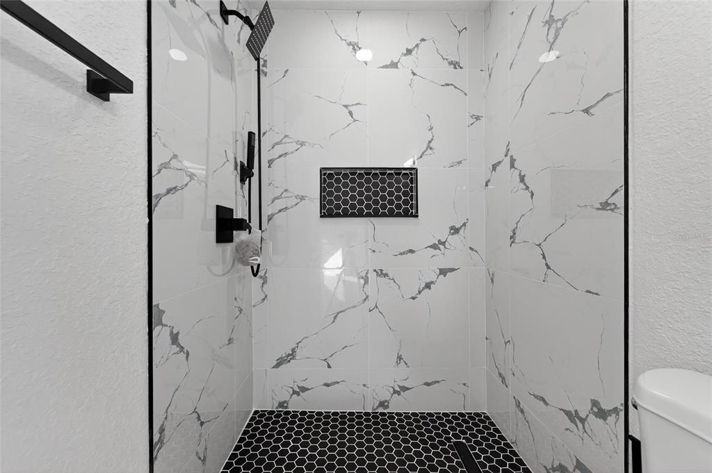 For Sale: $550,000 (7 beds, 6 baths, 2998 Square Feet)