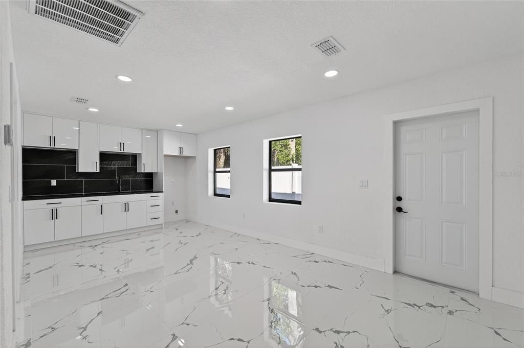 For Sale: $550,000 (7 beds, 6 baths, 2998 Square Feet)