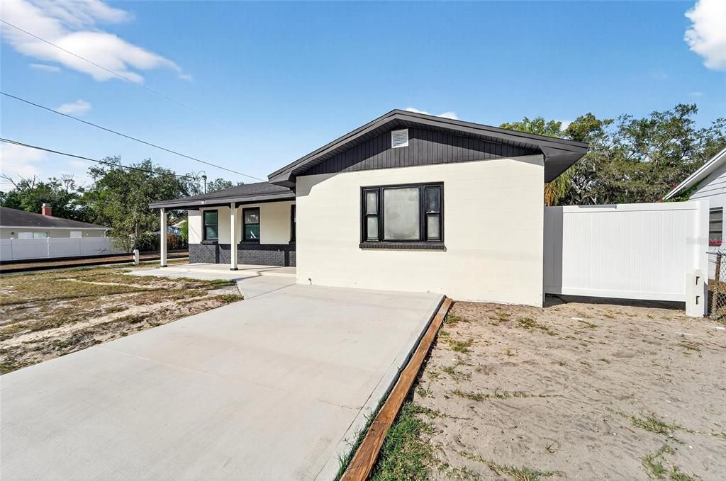 For Sale: $550,000 (7 beds, 6 baths, 2998 Square Feet)