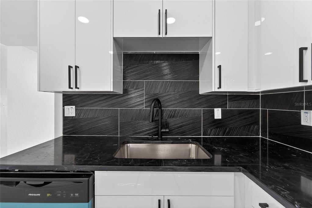 For Sale: $550,000 (7 beds, 6 baths, 2998 Square Feet)