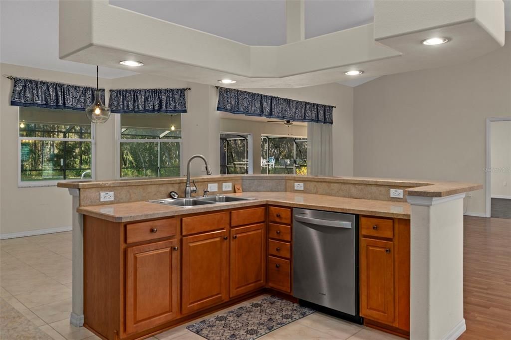 待售: $550,000 (3 贝兹, 2 浴室, 2281 平方英尺)