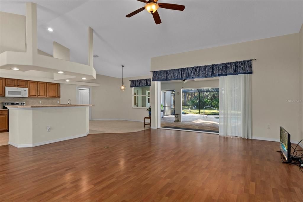 待售: $550,000 (3 贝兹, 2 浴室, 2281 平方英尺)