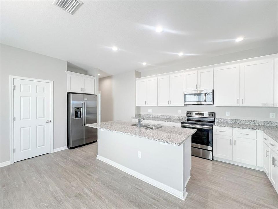 For Rent: $3,100 (3 beds, 2 baths, 1837 Square Feet)