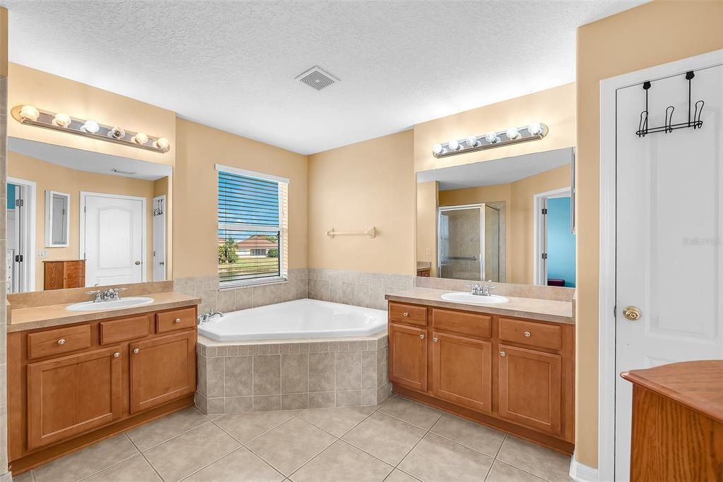 На продажу: $400,000 (5 спален, 4 ванн, 3414 Квадратных фут)