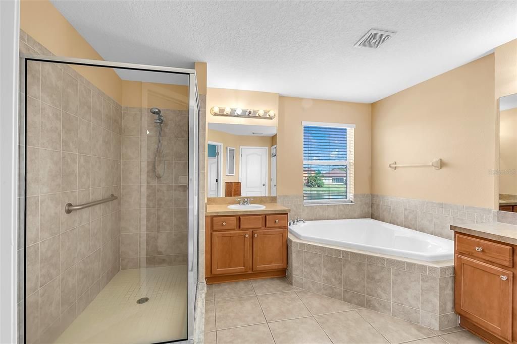 На продажу: $400,000 (5 спален, 4 ванн, 3414 Квадратных фут)