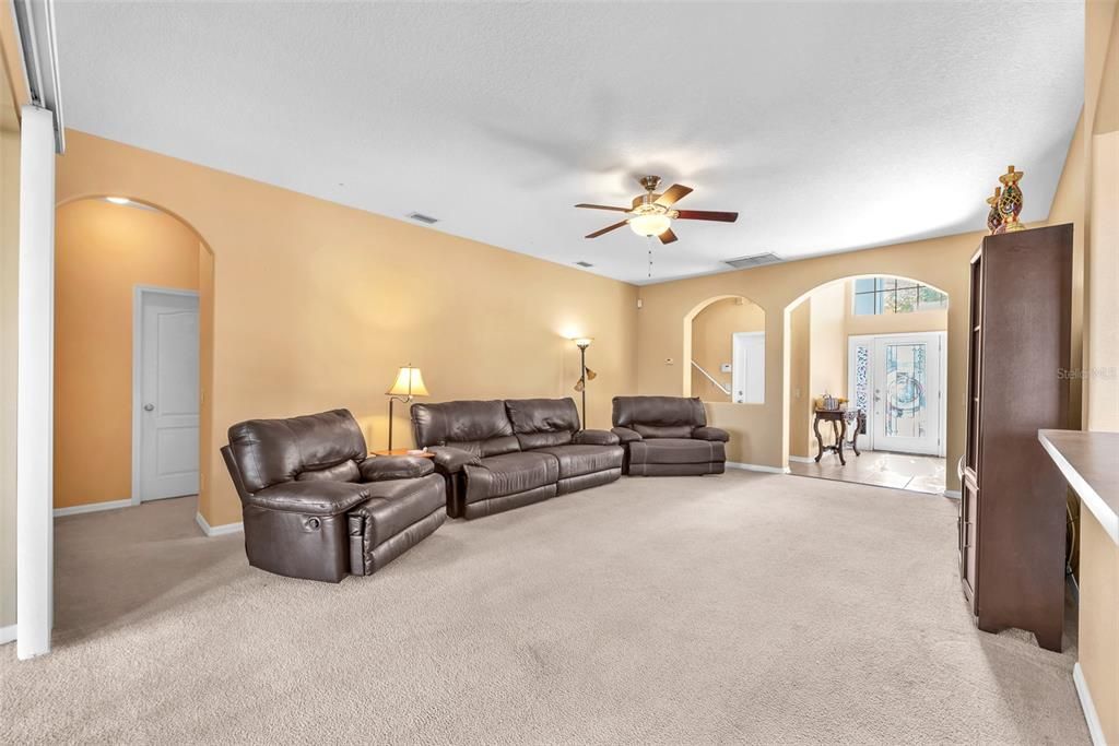 На продажу: $400,000 (5 спален, 4 ванн, 3414 Квадратных фут)