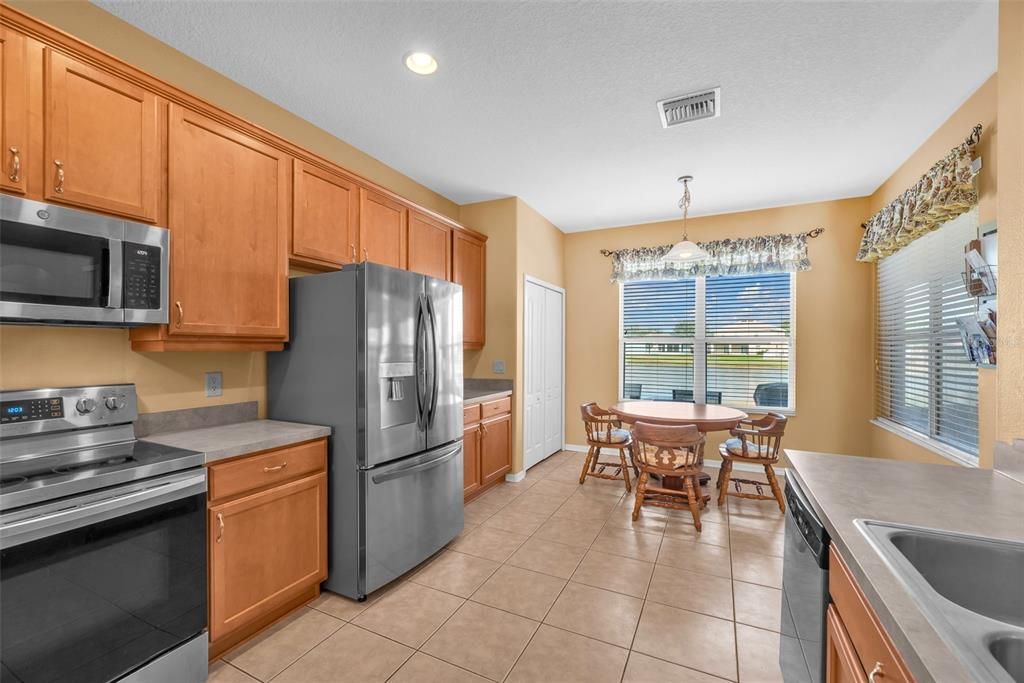 На продажу: $400,000 (5 спален, 4 ванн, 3414 Квадратных фут)