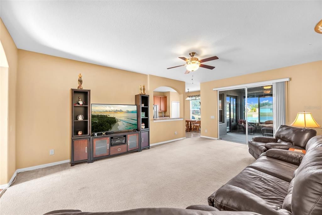 На продажу: $400,000 (5 спален, 4 ванн, 3414 Квадратных фут)