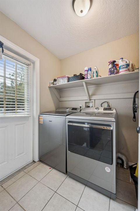 待售: $290,000 (3 贝兹, 2 浴室, 1048 平方英尺)