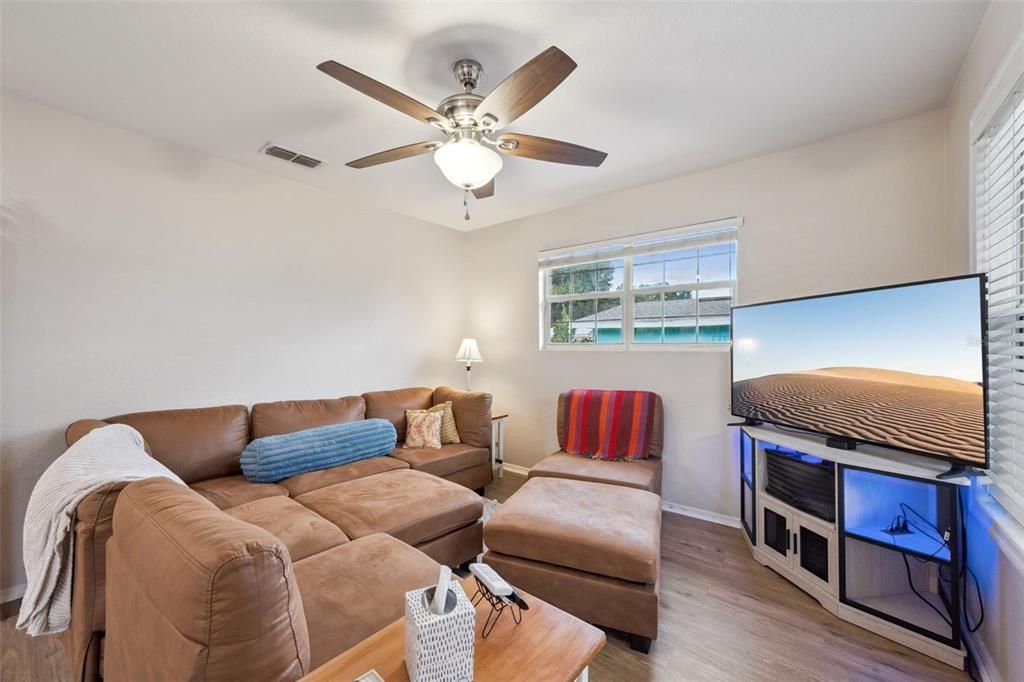 待售: $290,000 (3 贝兹, 2 浴室, 1048 平方英尺)