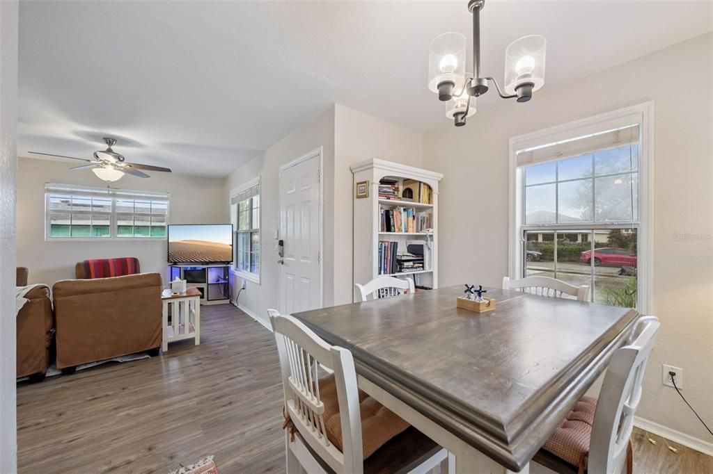 待售: $290,000 (3 贝兹, 2 浴室, 1048 平方英尺)