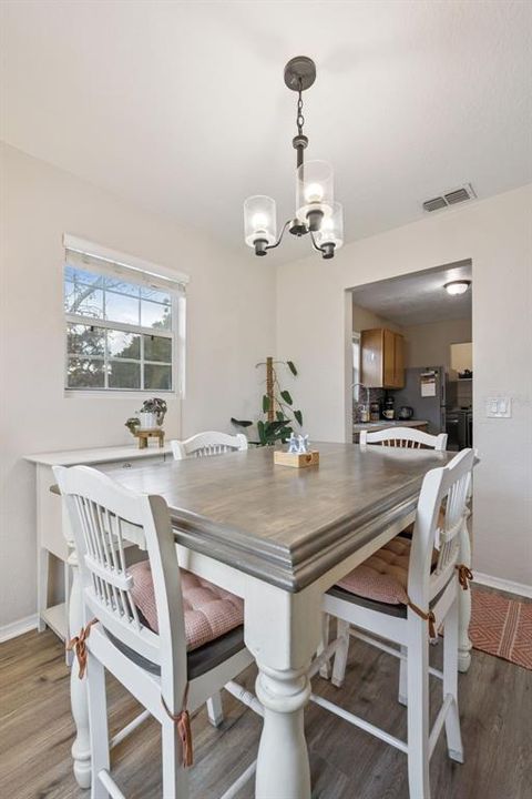 待售: $290,000 (3 贝兹, 2 浴室, 1048 平方英尺)