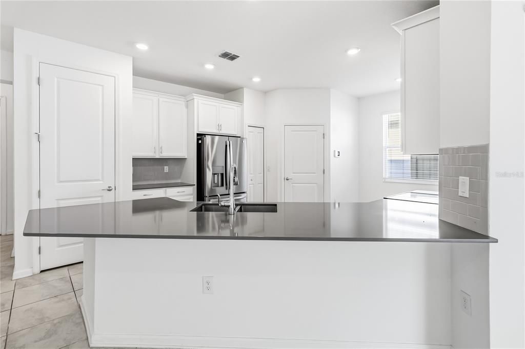 待售: $410,000 (4 贝兹, 3 浴室, 2133 平方英尺)