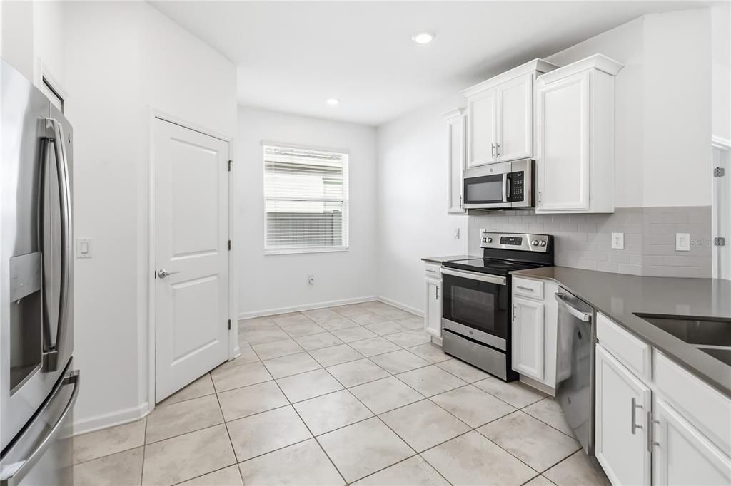 待售: $410,000 (4 贝兹, 3 浴室, 2133 平方英尺)