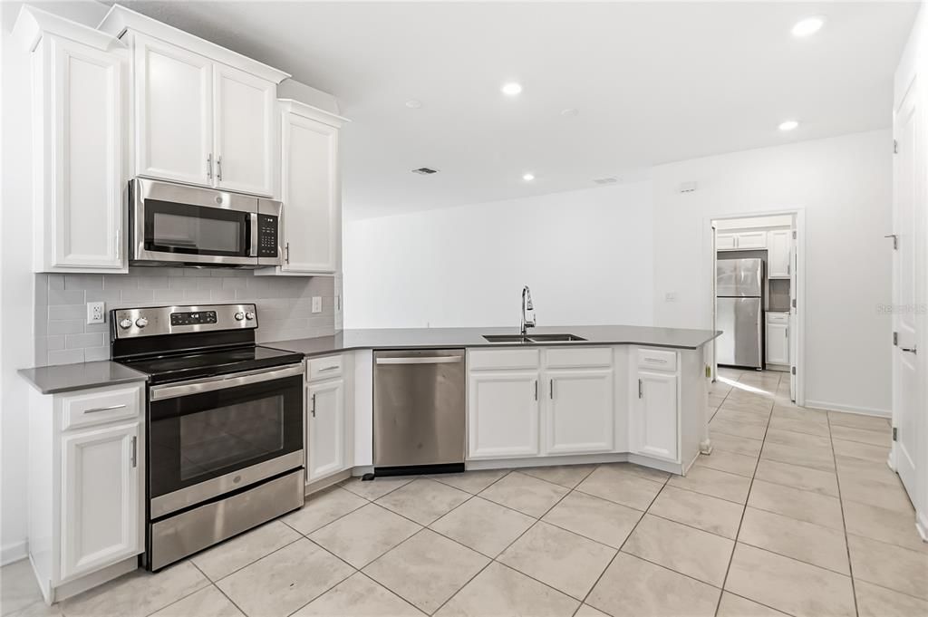 待售: $410,000 (4 贝兹, 3 浴室, 2133 平方英尺)