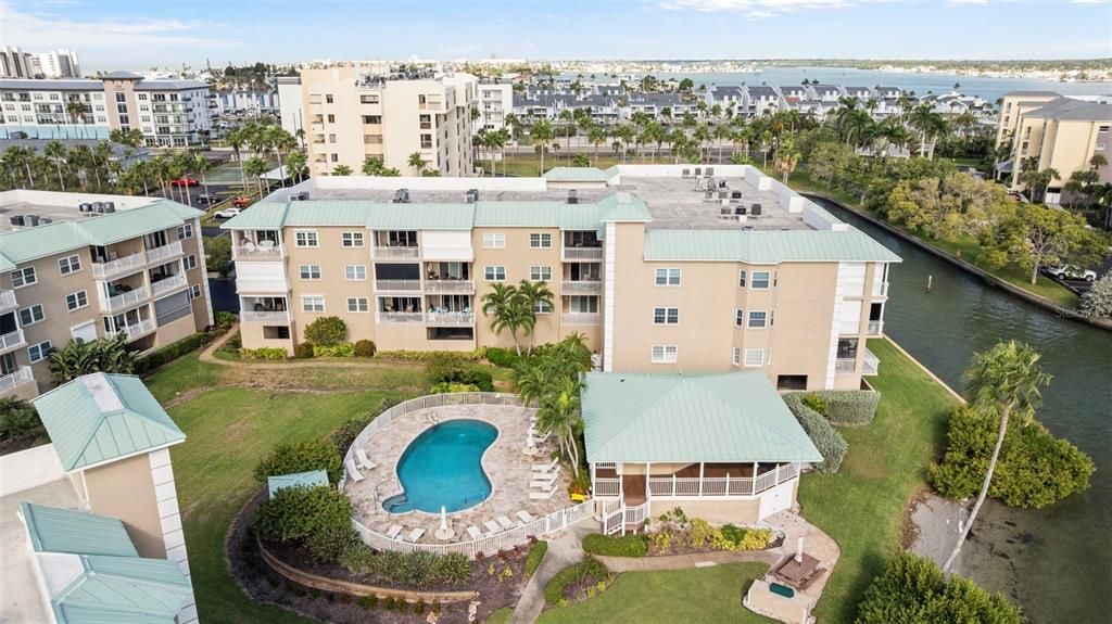 For Sale: $699,000 (2 beds, 2 baths, 1275 Square Feet)