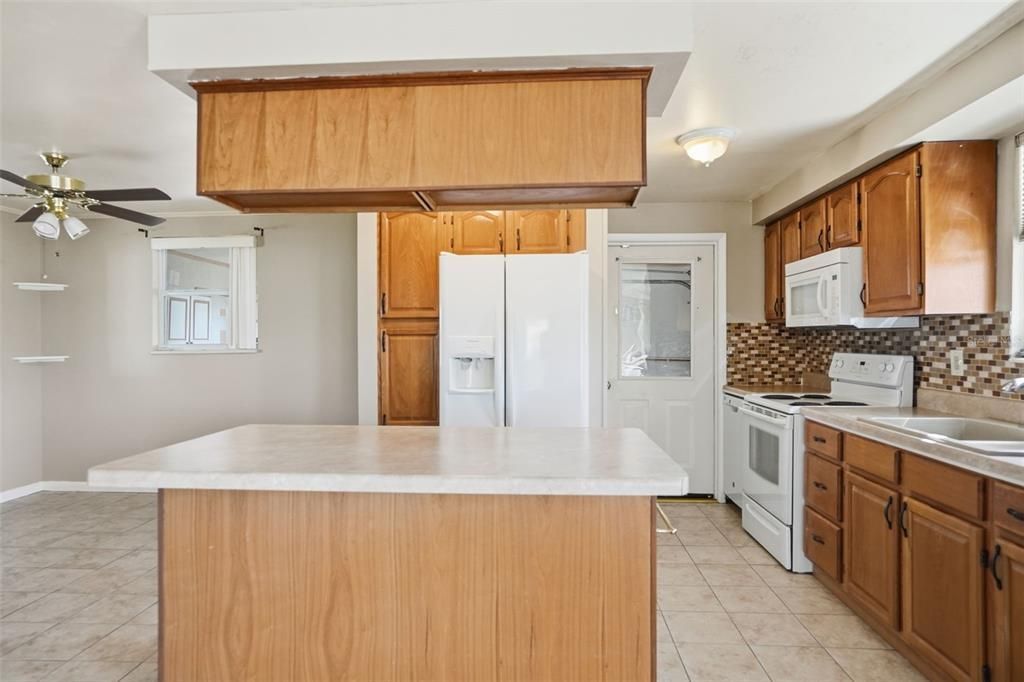 For Sale: $189,900 (2 beds, 1 baths, 880 Square Feet)