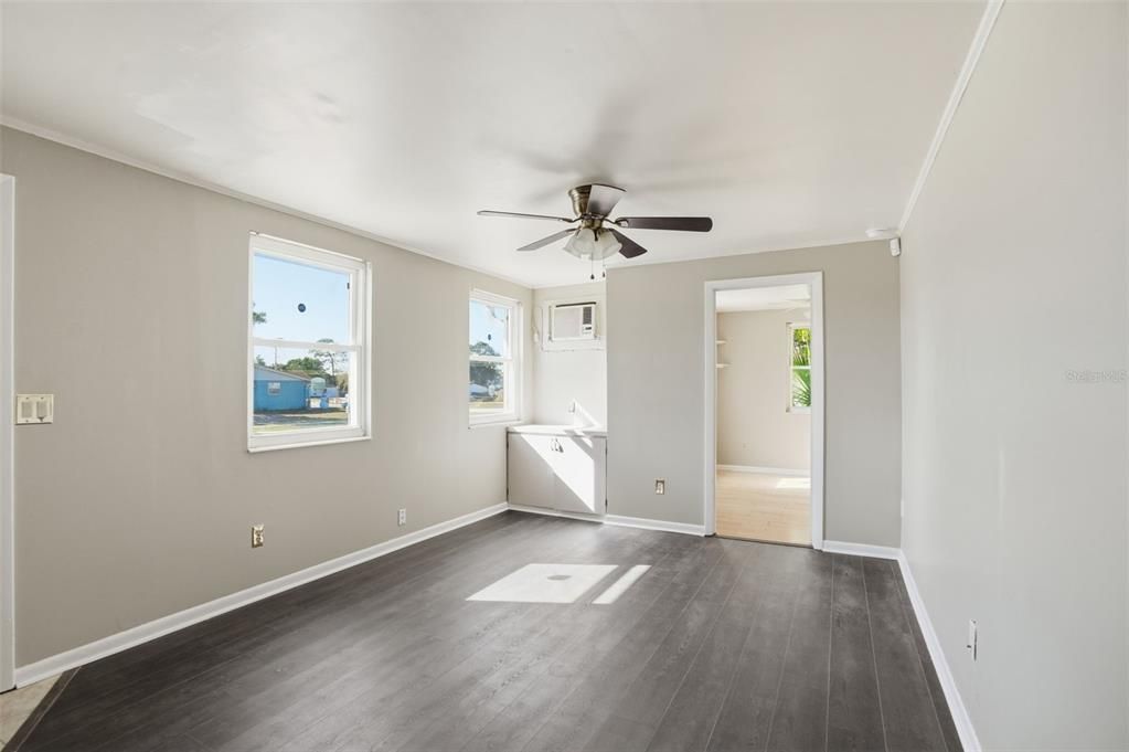 For Sale: $189,900 (2 beds, 1 baths, 880 Square Feet)