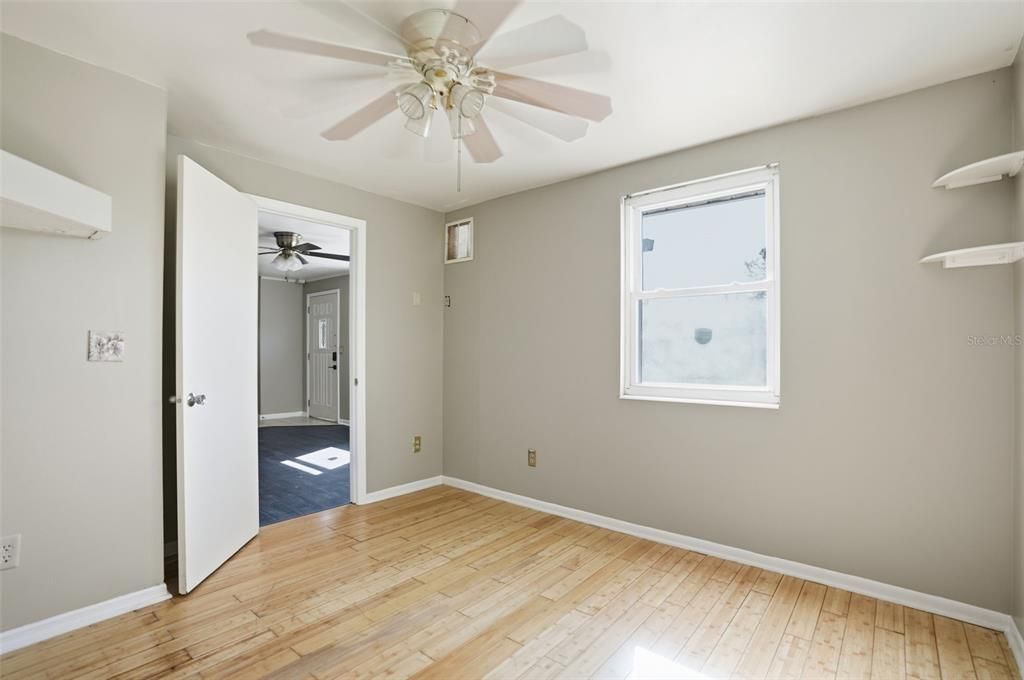 For Sale: $189,900 (2 beds, 1 baths, 880 Square Feet)