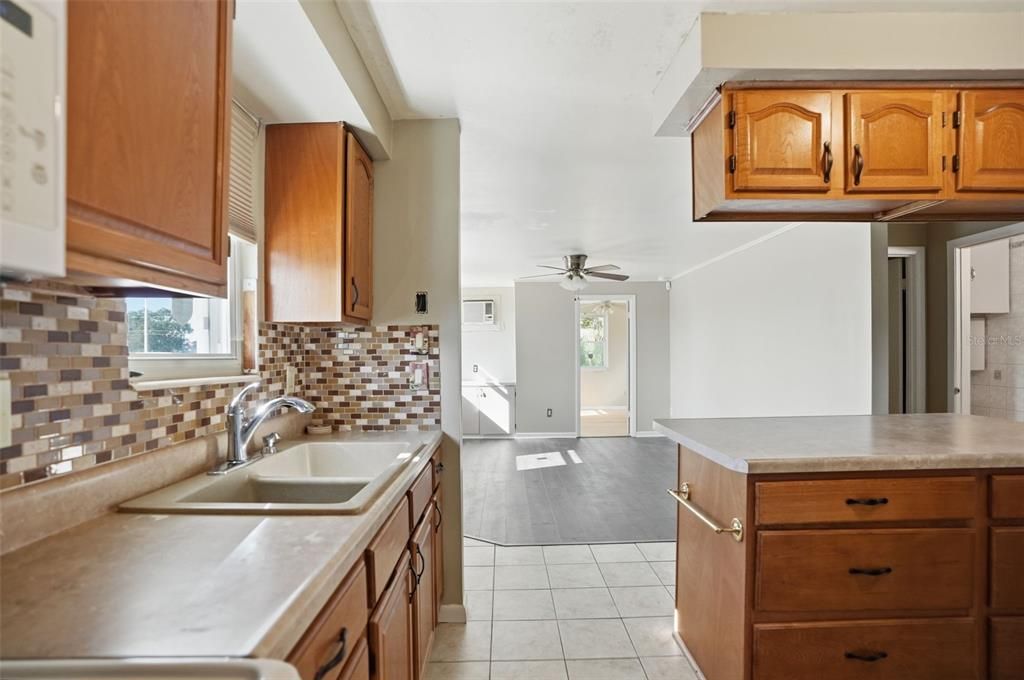 For Sale: $189,900 (2 beds, 1 baths, 880 Square Feet)