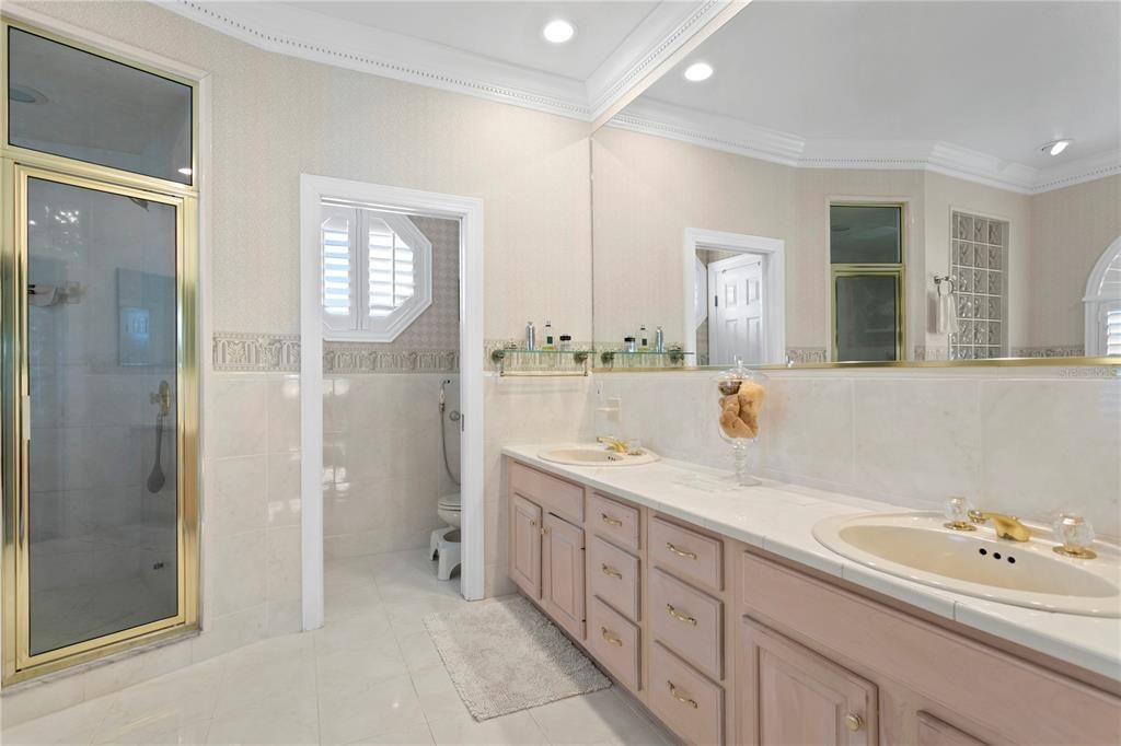 For Sale: $3,100,000 (5 beds, 5 baths, 5345 Square Feet)