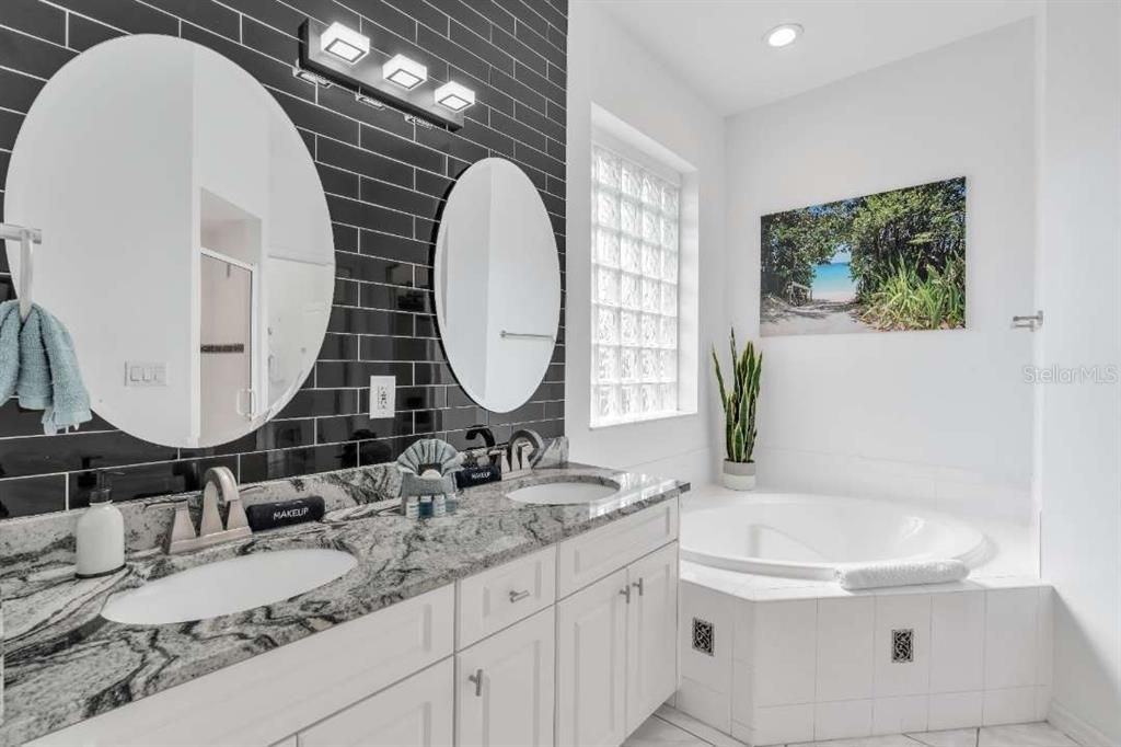 For Sale: $525,000 (3 beds, 2 baths, 1741 Square Feet)