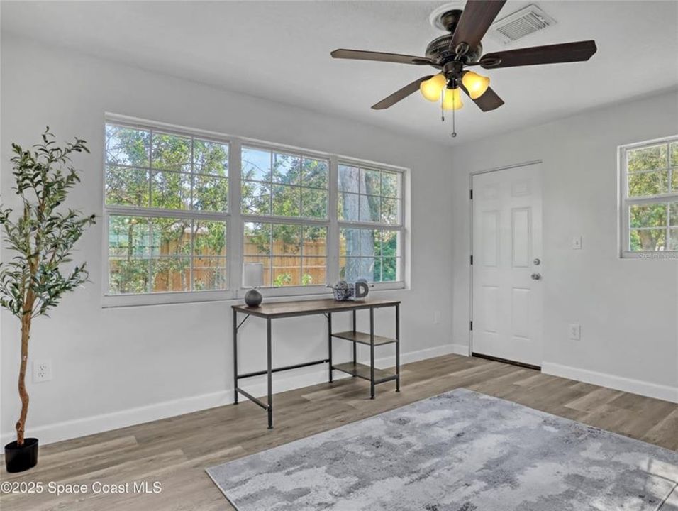 待售: $299,900 (4 贝兹, 2 浴室, 1198 平方英尺)