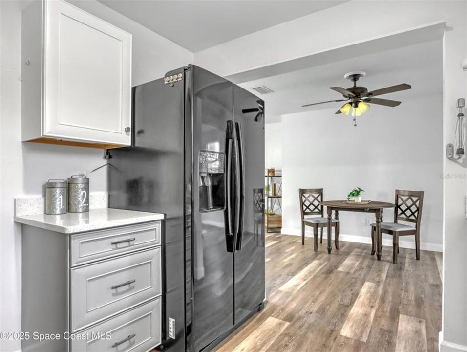 待售: $299,900 (4 贝兹, 2 浴室, 1198 平方英尺)