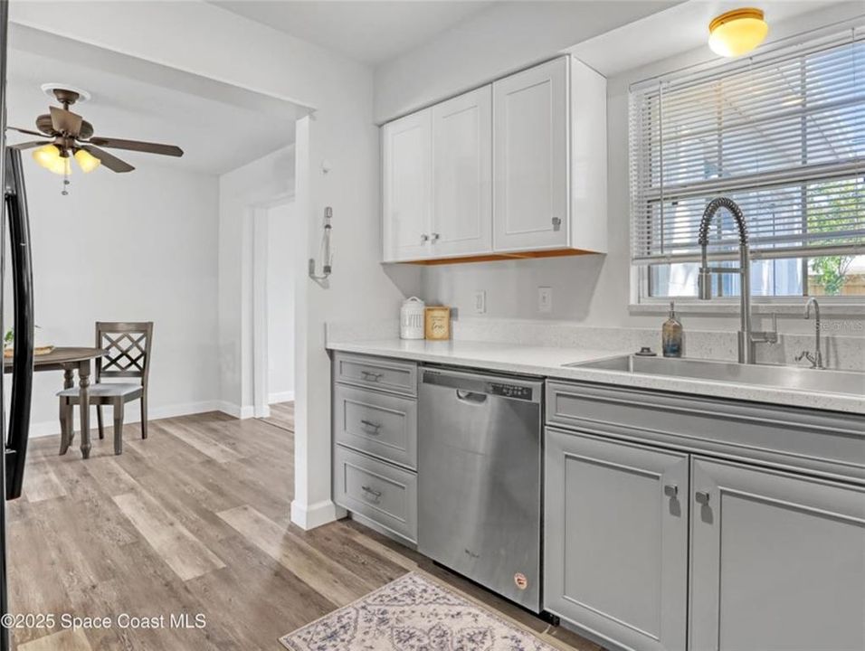 待售: $299,900 (4 贝兹, 2 浴室, 1198 平方英尺)