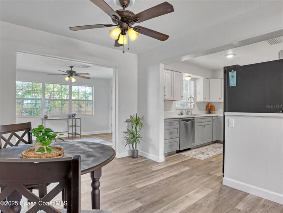 待售: $299,900 (4 贝兹, 2 浴室, 1198 平方英尺)