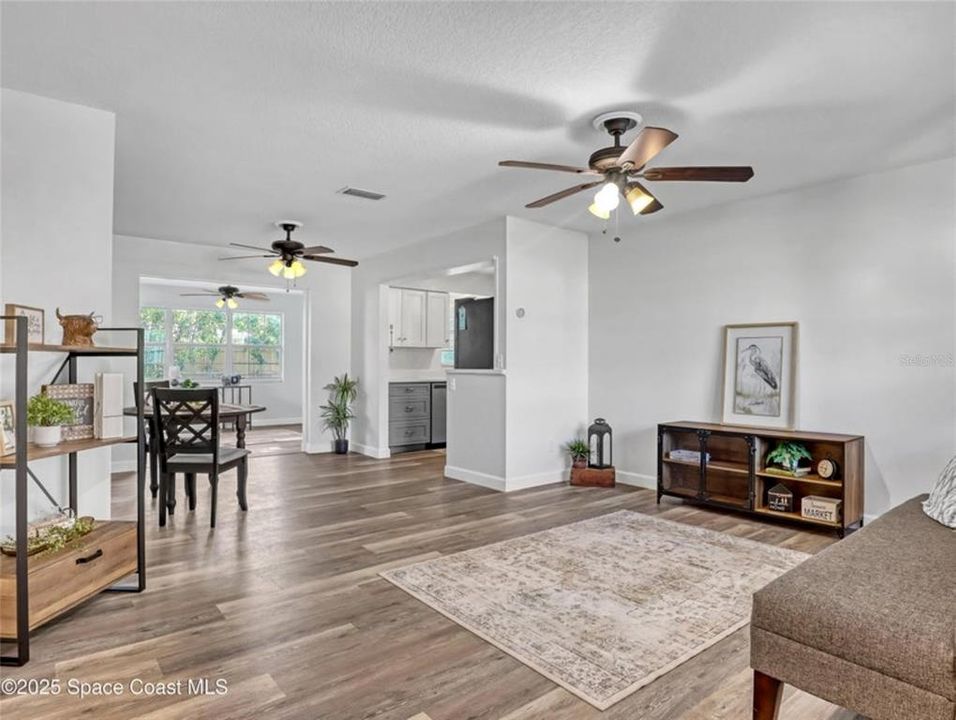 待售: $299,900 (4 贝兹, 2 浴室, 1198 平方英尺)