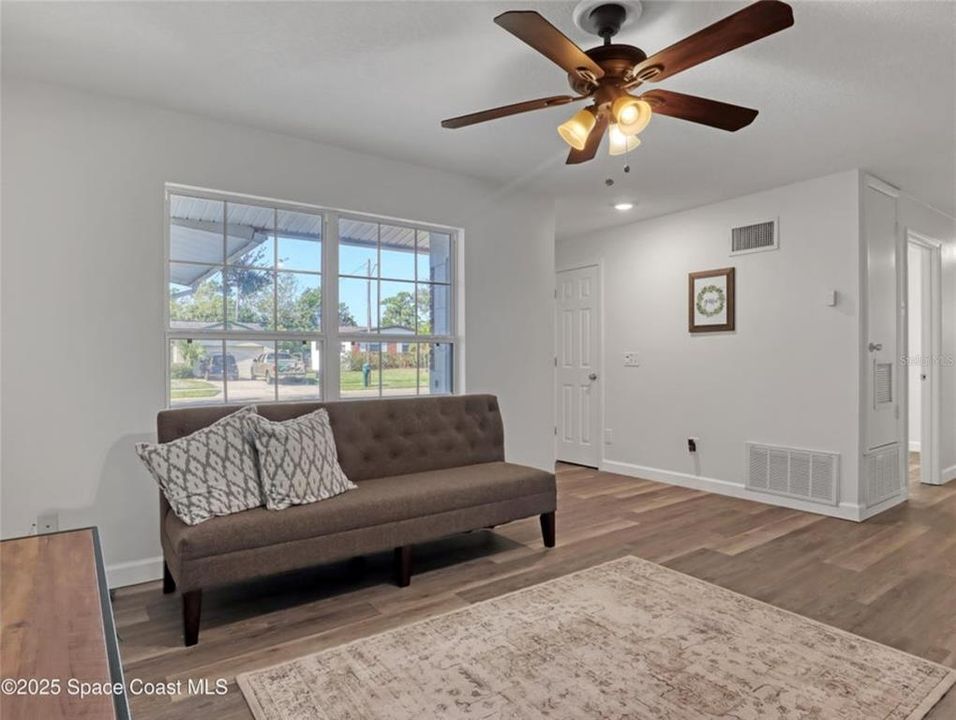 待售: $299,900 (4 贝兹, 2 浴室, 1198 平方英尺)