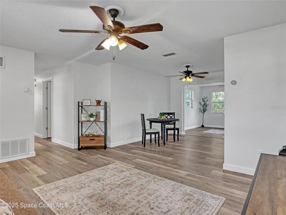 待售: $299,900 (4 贝兹, 2 浴室, 1198 平方英尺)