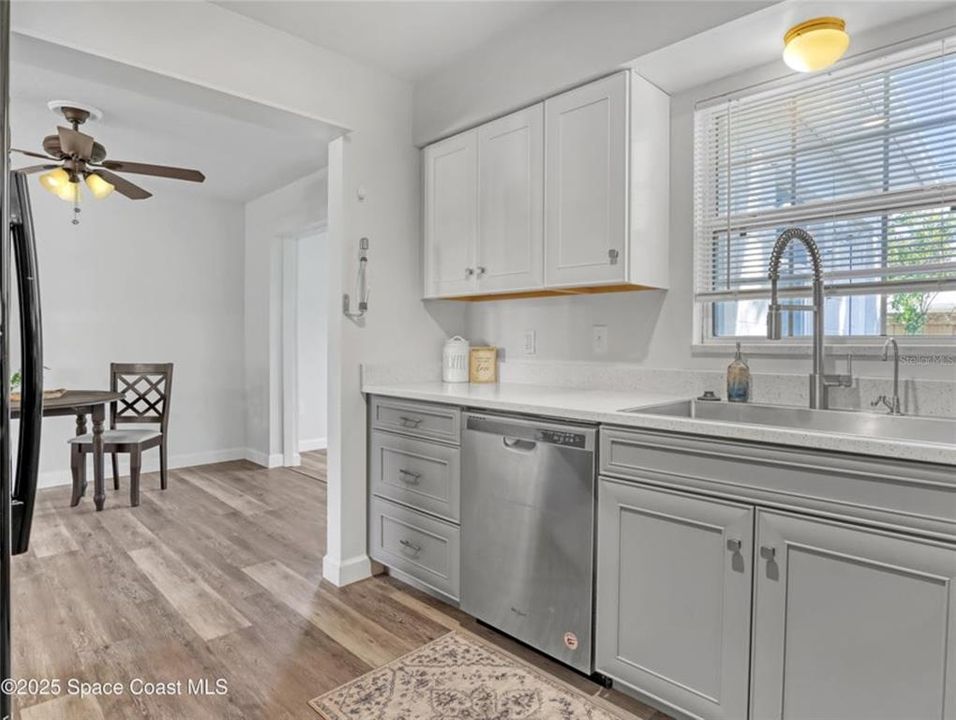 待售: $299,900 (4 贝兹, 2 浴室, 1198 平方英尺)