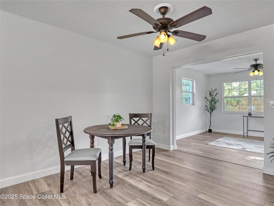 待售: $299,900 (4 贝兹, 2 浴室, 1198 平方英尺)