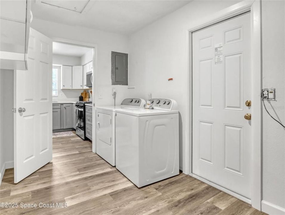 待售: $299,900 (4 贝兹, 2 浴室, 1198 平方英尺)